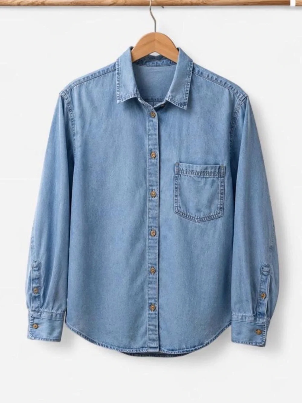 ✨ J.Crew Garçon Classic Fit Light Wash Denim Shirt – Size 6 ✨
